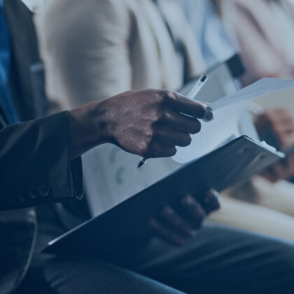 shot-of-a-group-of-unrecognizable-businesspeople-t-2026-01-09-11-40-53-utc Kopie Eine Person hält eine Dokumenten-Mappe in den Händen.