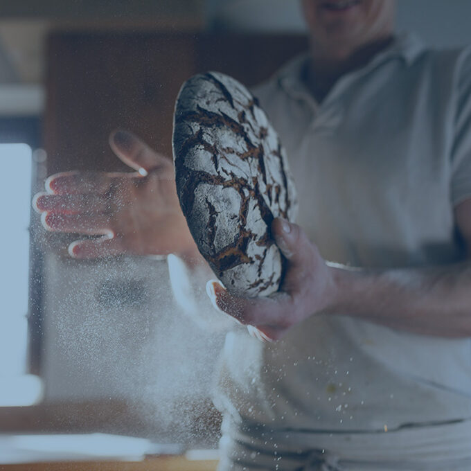 Ein Bäcker beim Brotbacken